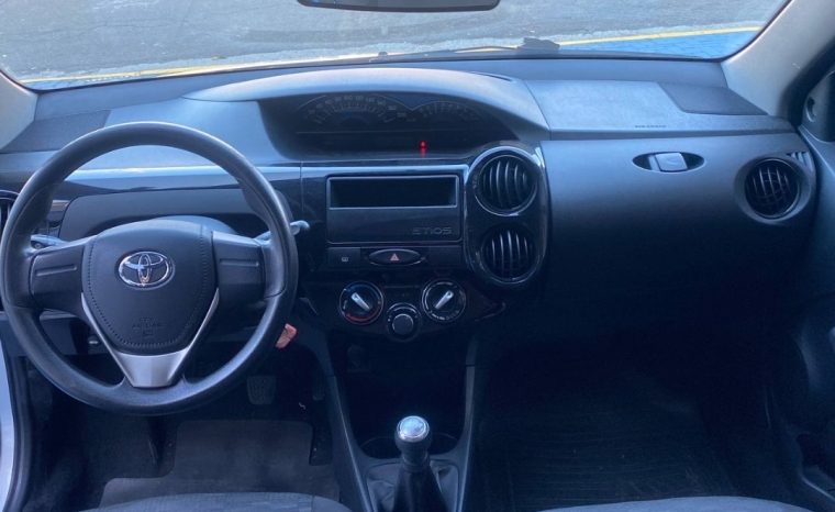 
								Toyota Etios Hatch X 1.3 cheio									