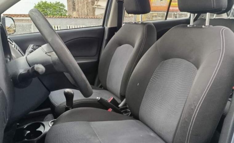 
								Nissan MARCH 1.6 SL 16V FLEX 4P MANUAL cheio									